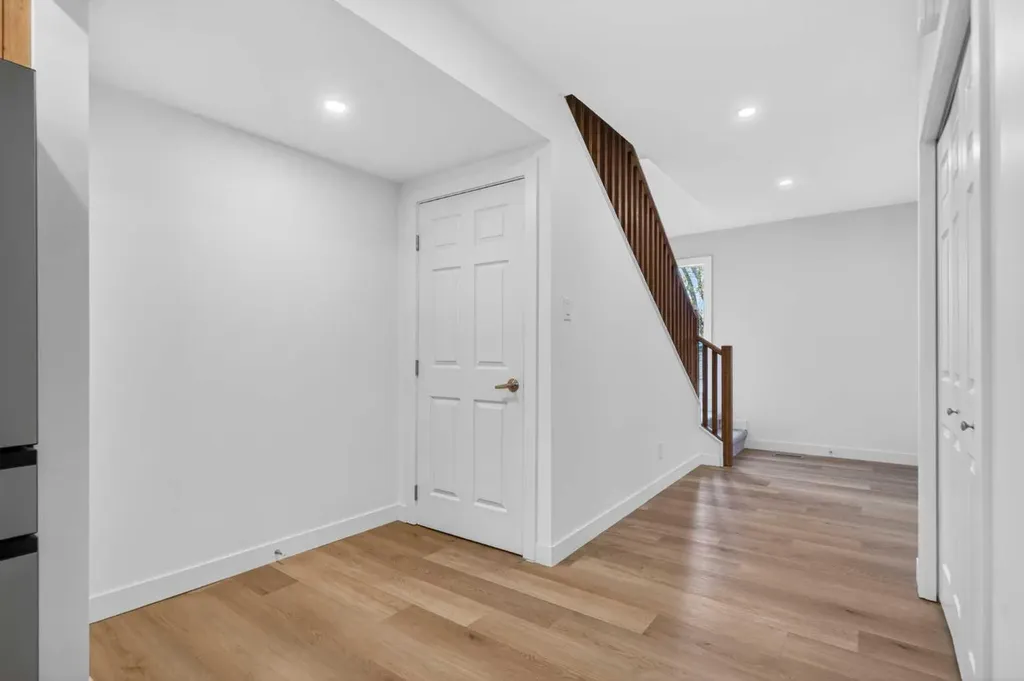 416 Thornhill Place NW Calgary AB T2K 2S5