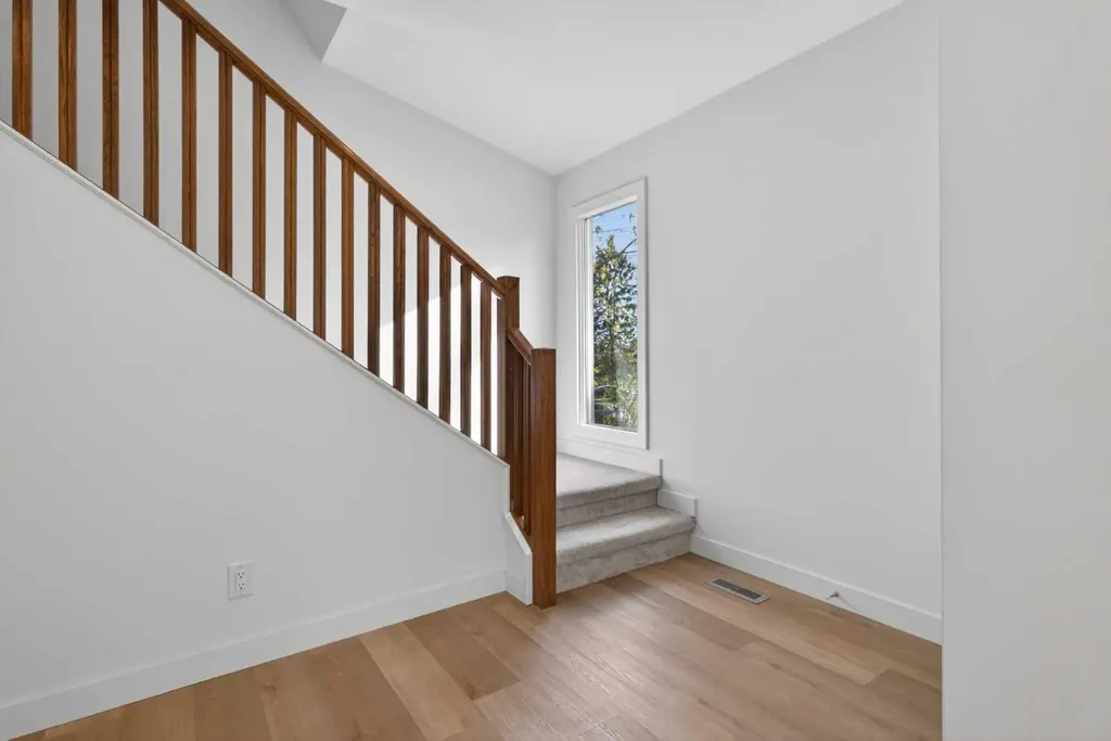 416 Thornhill Place NW Calgary AB T2K 2S5