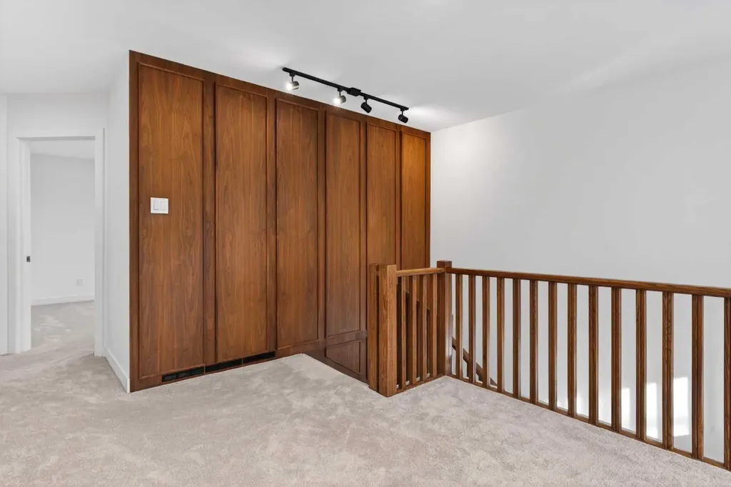 416 Thornhill Place NW Calgary AB T2K 2S5