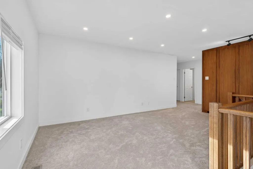 416 Thornhill Place NW Calgary AB T2K 2S5