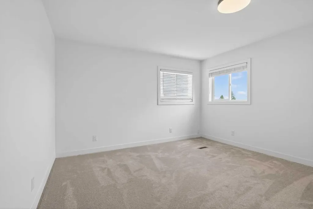 416 Thornhill Place NW Calgary AB T2K 2S5