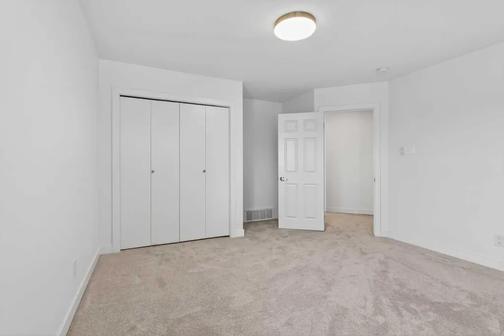 416 Thornhill Place NW Calgary AB T2K 2S5
