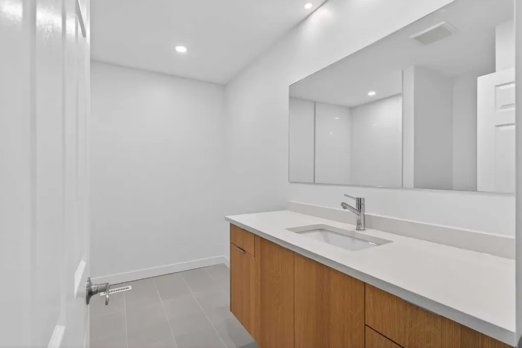 416 Thornhill Place NW Calgary AB T2K 2S5
