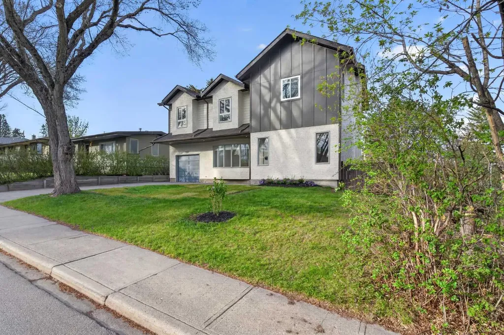416 Thornhill Place NW Calgary AB T2K 2S5