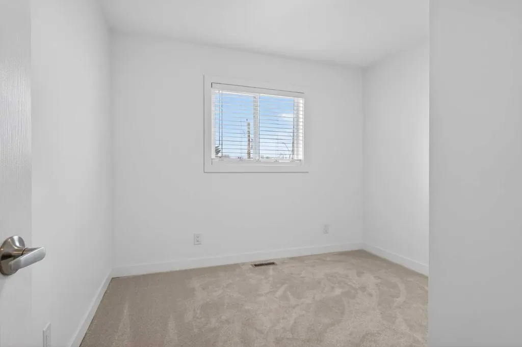 416 Thornhill Place NW Calgary AB T2K 2S5
