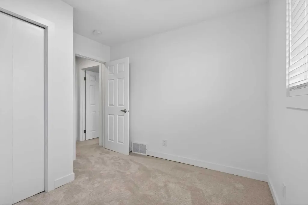 416 Thornhill Place NW Calgary AB T2K 2S5