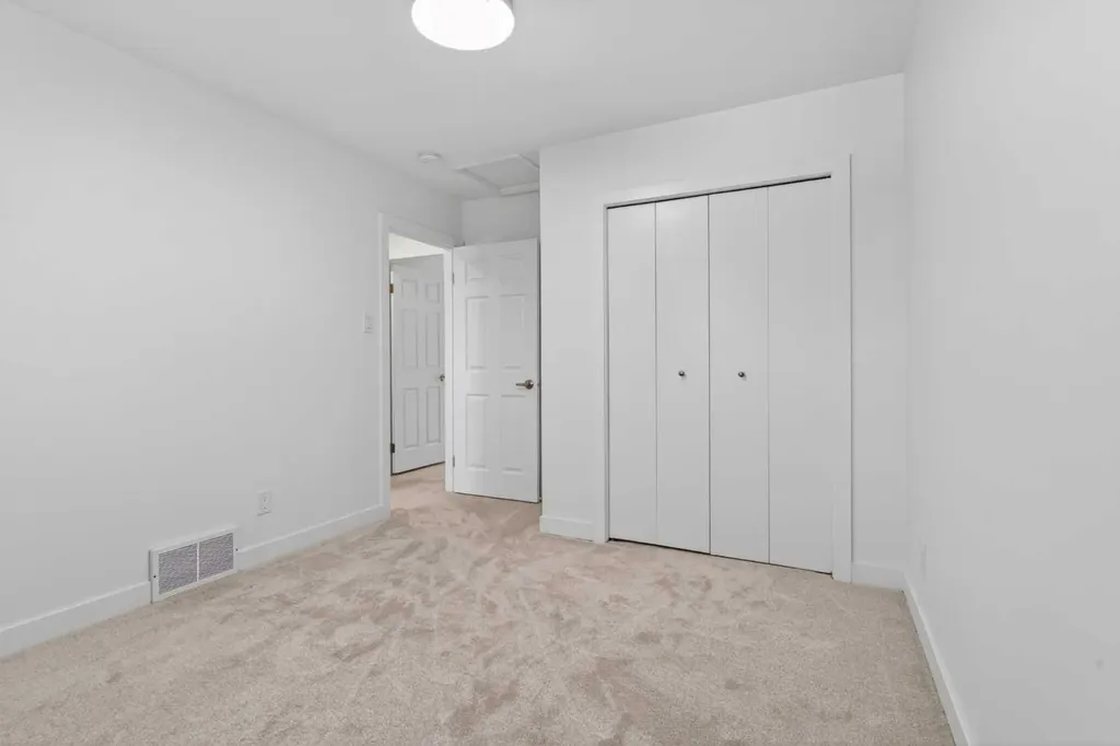 416 Thornhill Place NW Calgary AB T2K 2S5