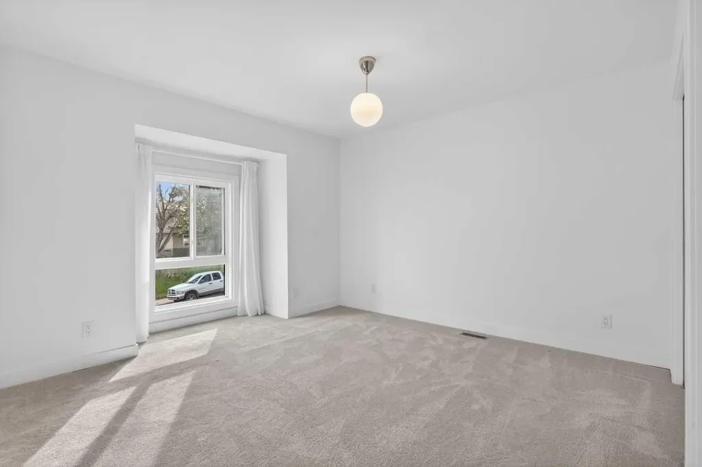 416 Thornhill Place NW Calgary AB T2K 2S5