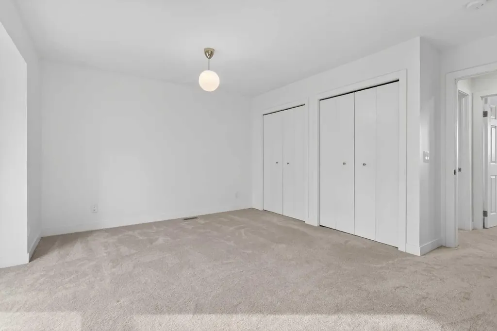 416 Thornhill Place NW Calgary AB T2K 2S5