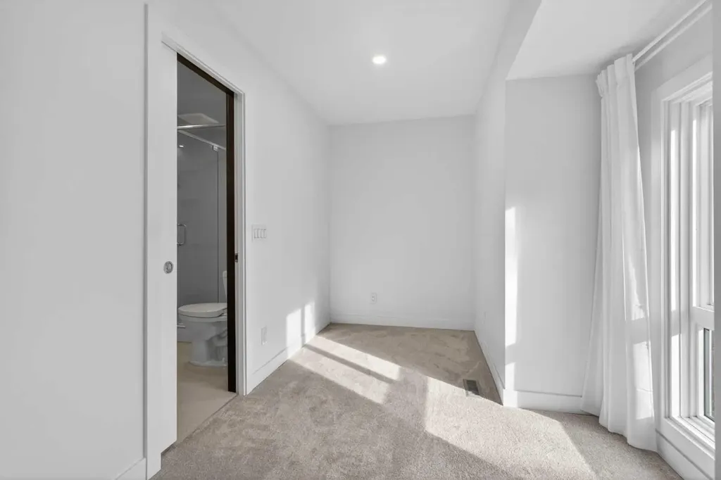 416 Thornhill Place NW Calgary AB T2K 2S5