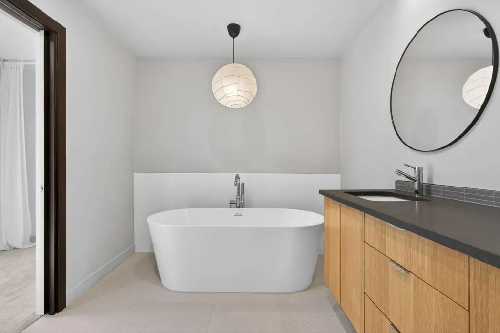 416 Thornhill Place NW Calgary AB T2K 2S5