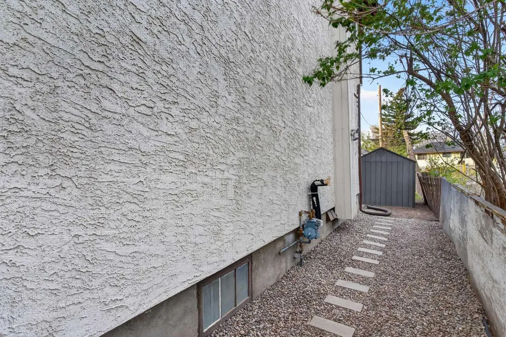 416 Thornhill Place NW Calgary AB T2K 2S5