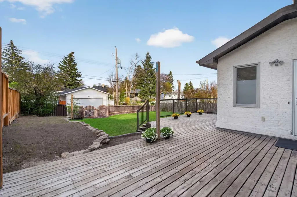 416 Thornhill Place NW Calgary AB T2K 2S5