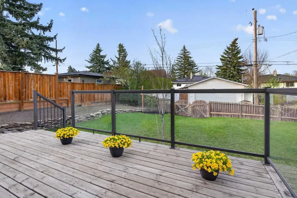 416 Thornhill Place NW Calgary AB T2K 2S5