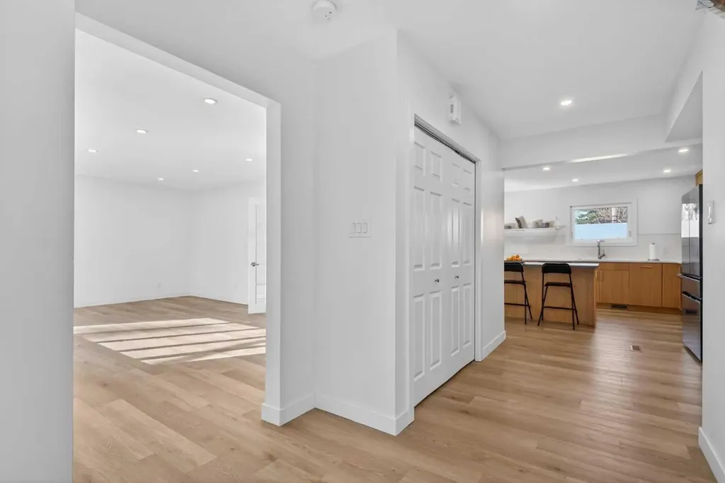 416 Thornhill Place NW Calgary AB T2K 2S5