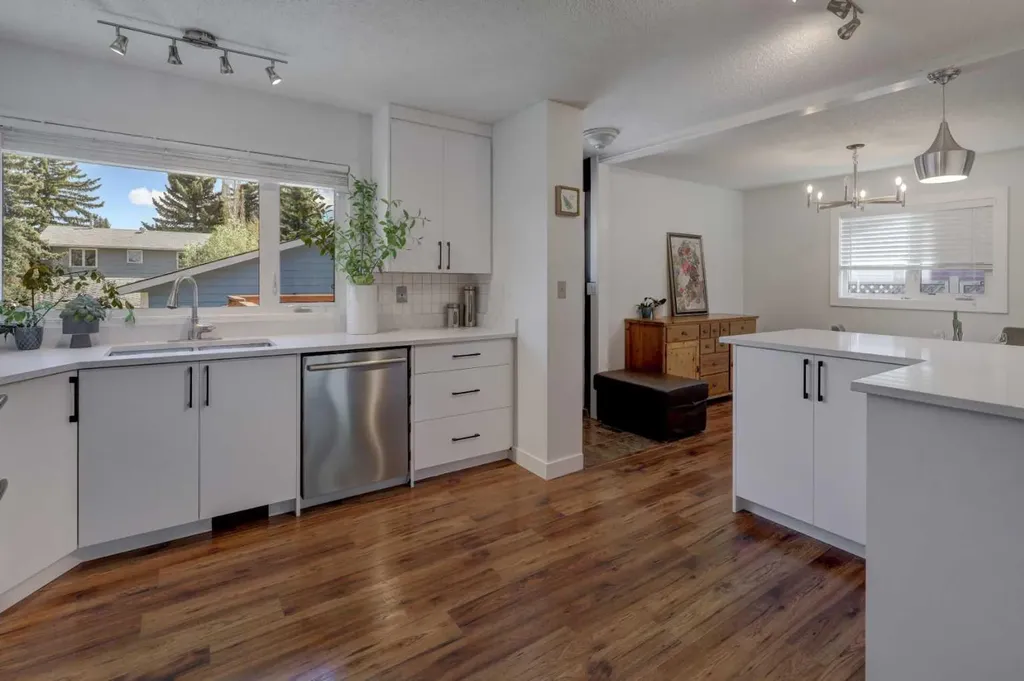 460 Parkridge Crescent SE Calgary AB T2J 5A9