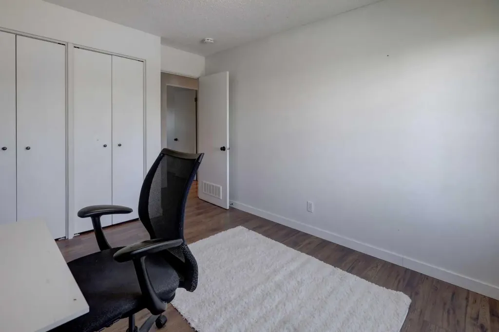 460 Parkridge Crescent SE Calgary AB T2J 5A9