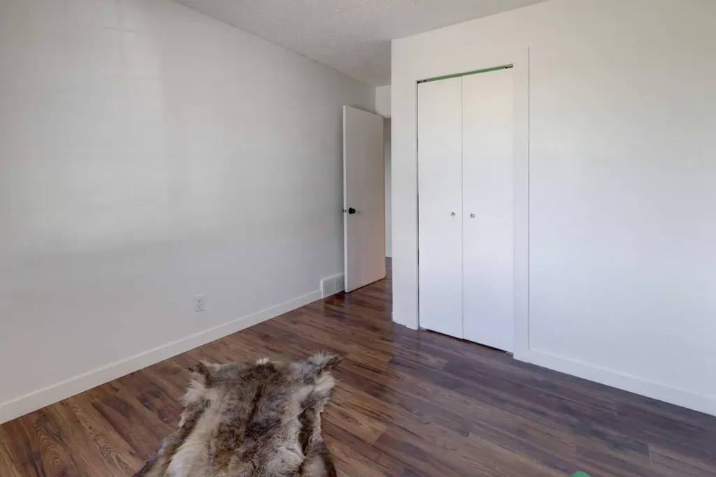 460 Parkridge Crescent SE Calgary AB T2J 5A9