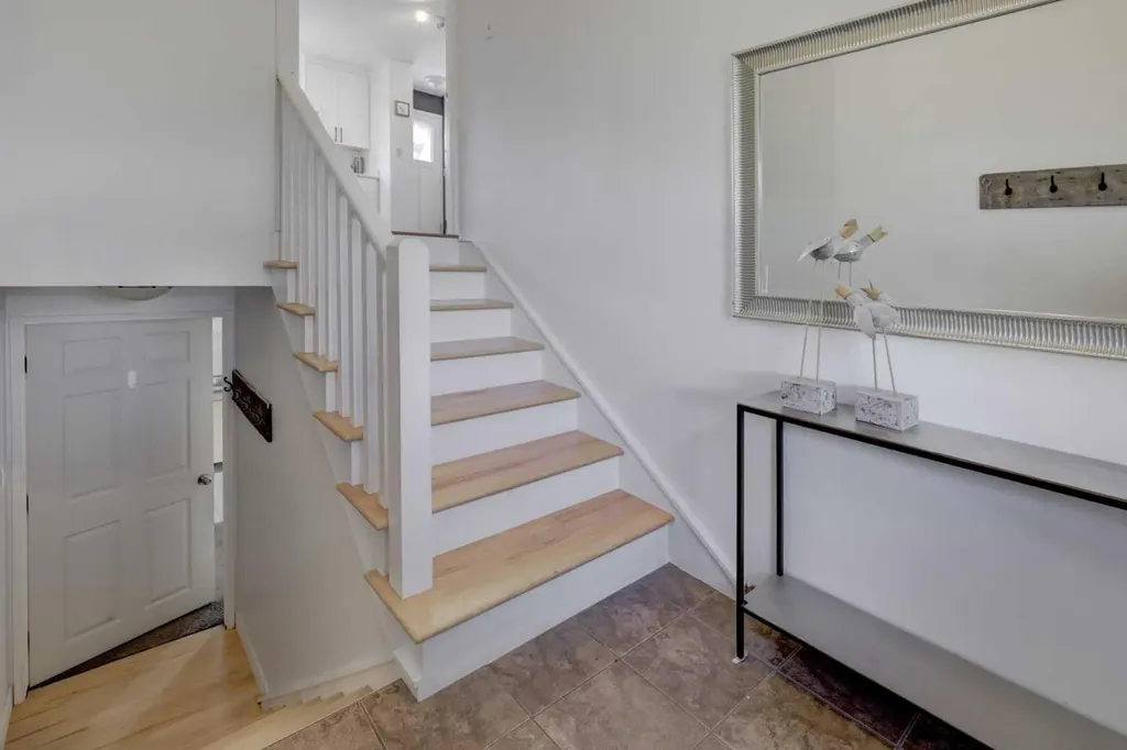 460 Parkridge Crescent SE Calgary AB T2J 5A9