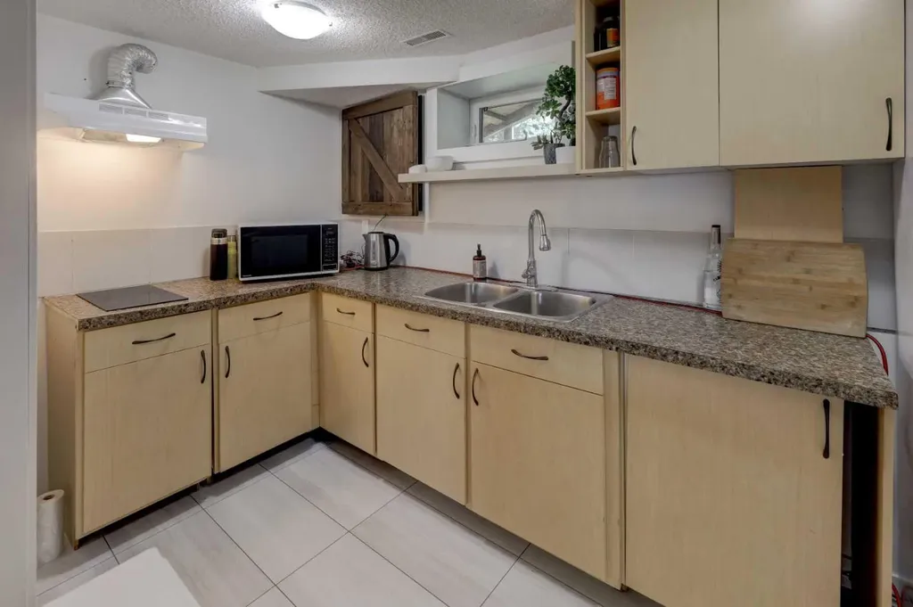 460 Parkridge Crescent SE Calgary AB T2J 5A9