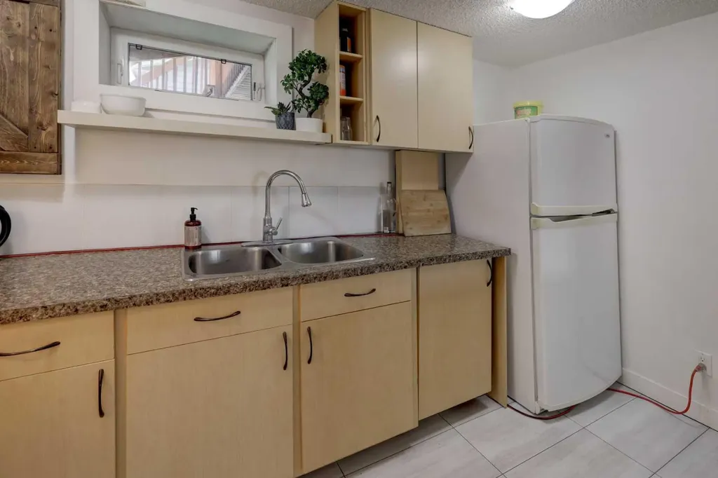 460 Parkridge Crescent SE Calgary AB T2J 5A9