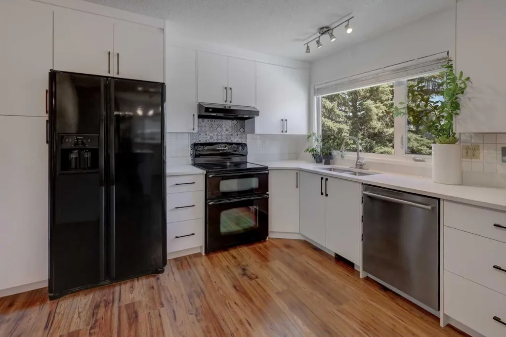 460 Parkridge Crescent SE Calgary AB T2J 5A9