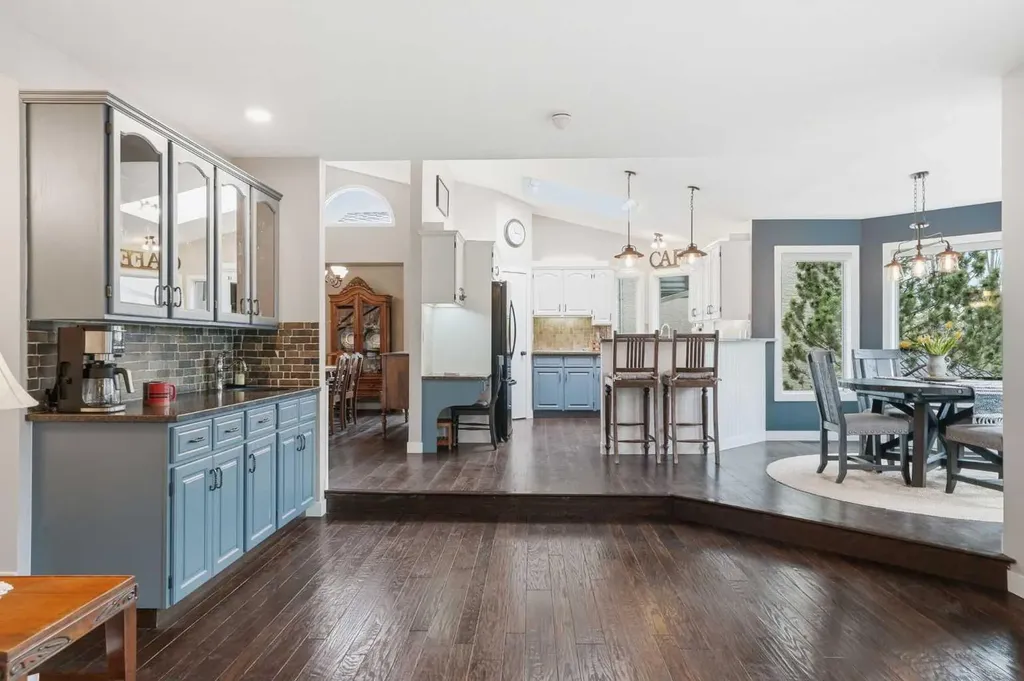 19 Hawkside Close NW Calgary AB T3G 3K3