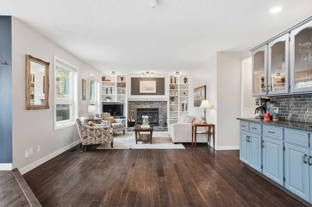19 Hawkside Close NW Calgary AB T3G 3K3