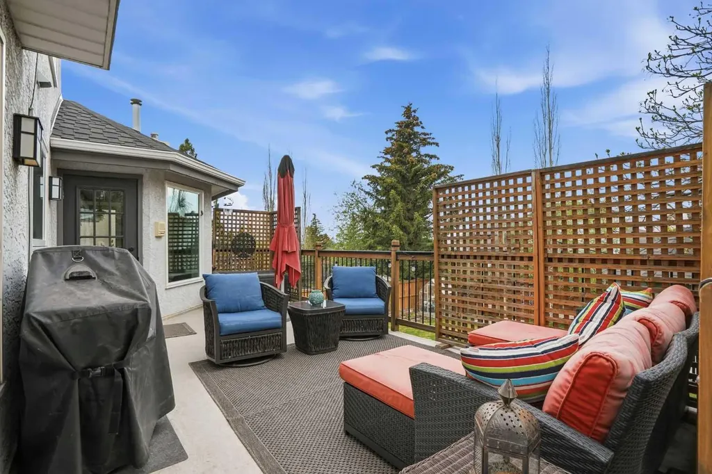 19 Hawkside Close NW Calgary AB T3G 3K3