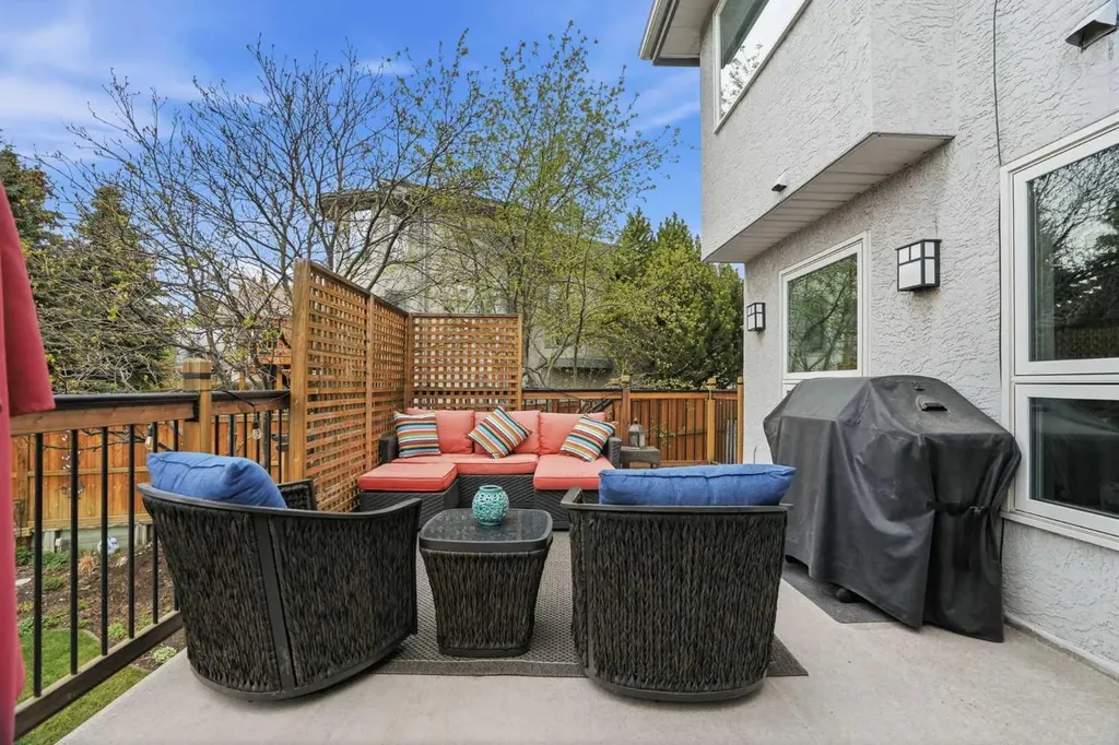 19 Hawkside Close NW Calgary AB T3G 3K3