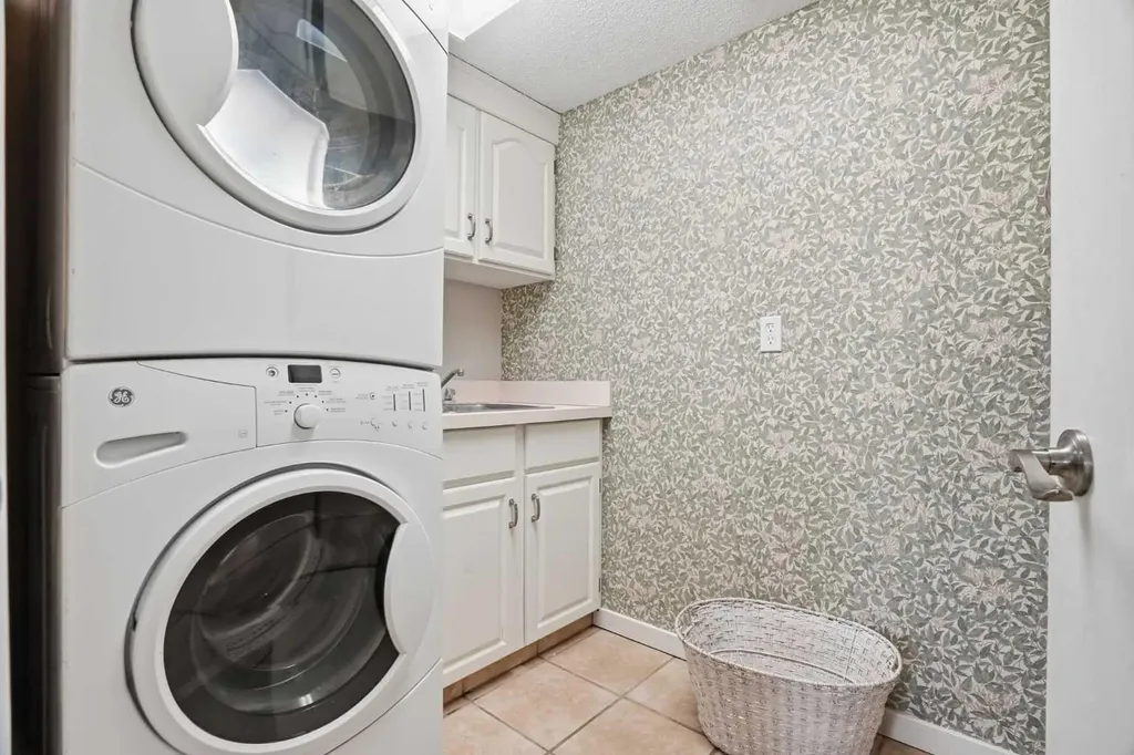 19 Hawkside Close NW Calgary AB T3G 3K3