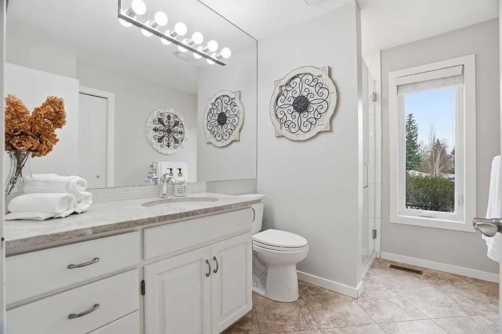 19 Hawkside Close NW Calgary AB T3G 3K3