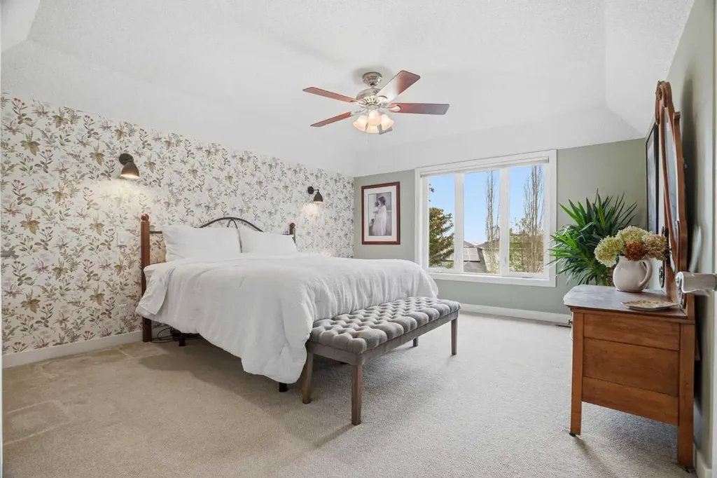 19 Hawkside Close NW Calgary AB T3G 3K3