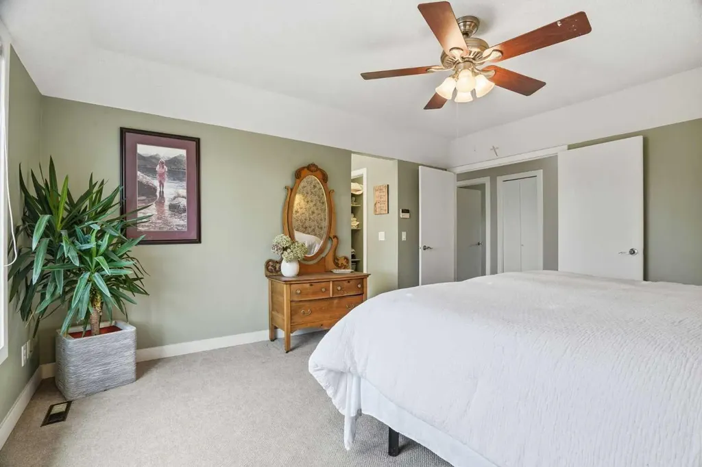 19 Hawkside Close NW Calgary AB T3G 3K3