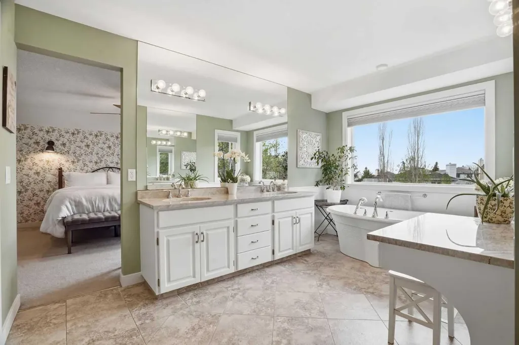 19 Hawkside Close NW Calgary AB T3G 3K3