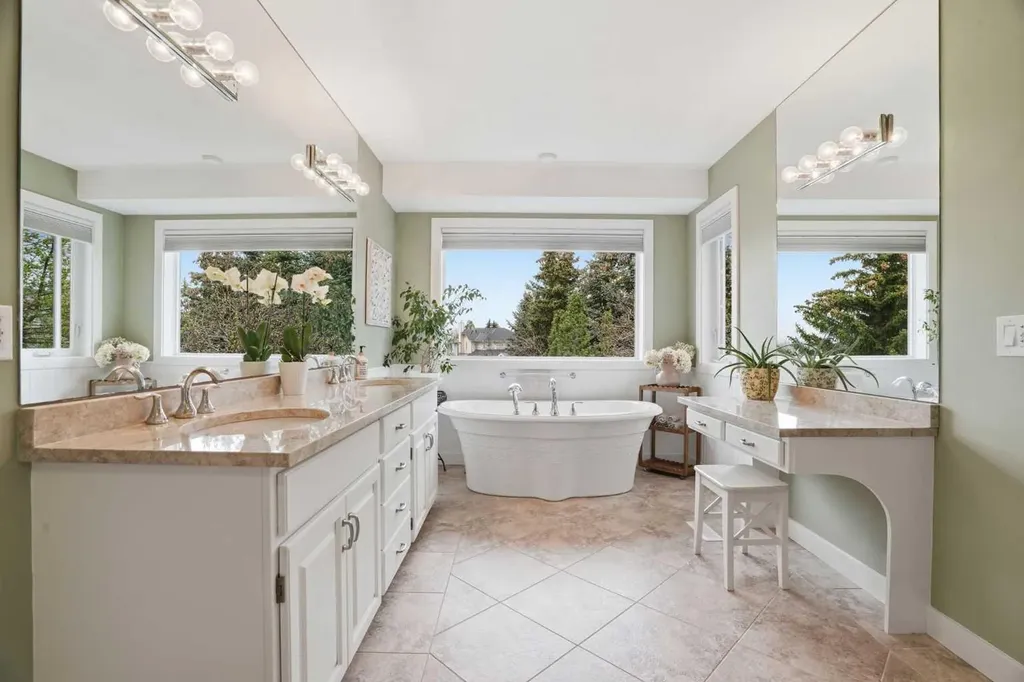 19 Hawkside Close NW Calgary AB T3G 3K3