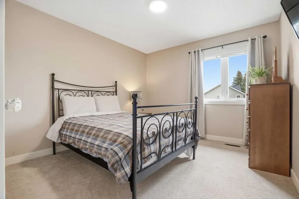 19 Hawkside Close NW Calgary AB T3G 3K3