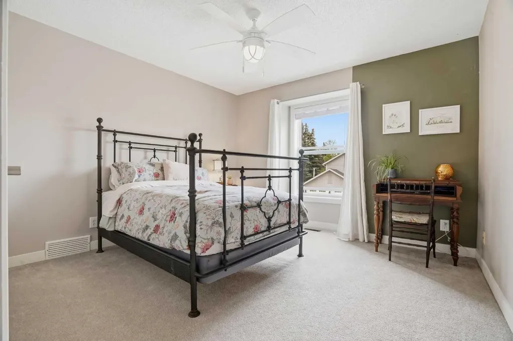19 Hawkside Close NW Calgary AB T3G 3K3