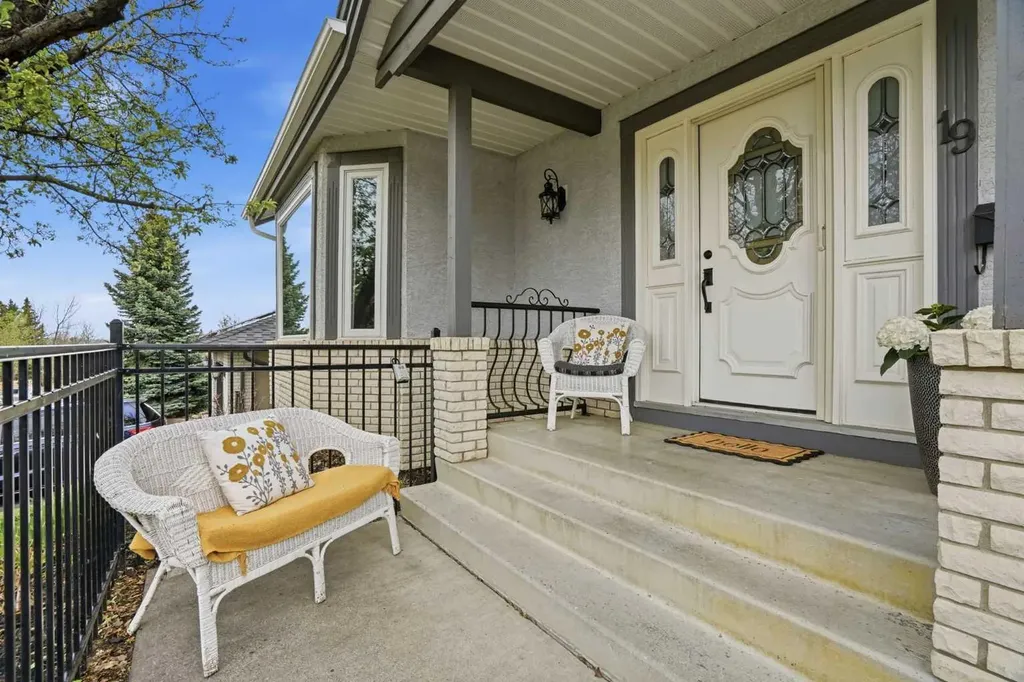19 Hawkside Close NW Calgary AB T3G 3K3