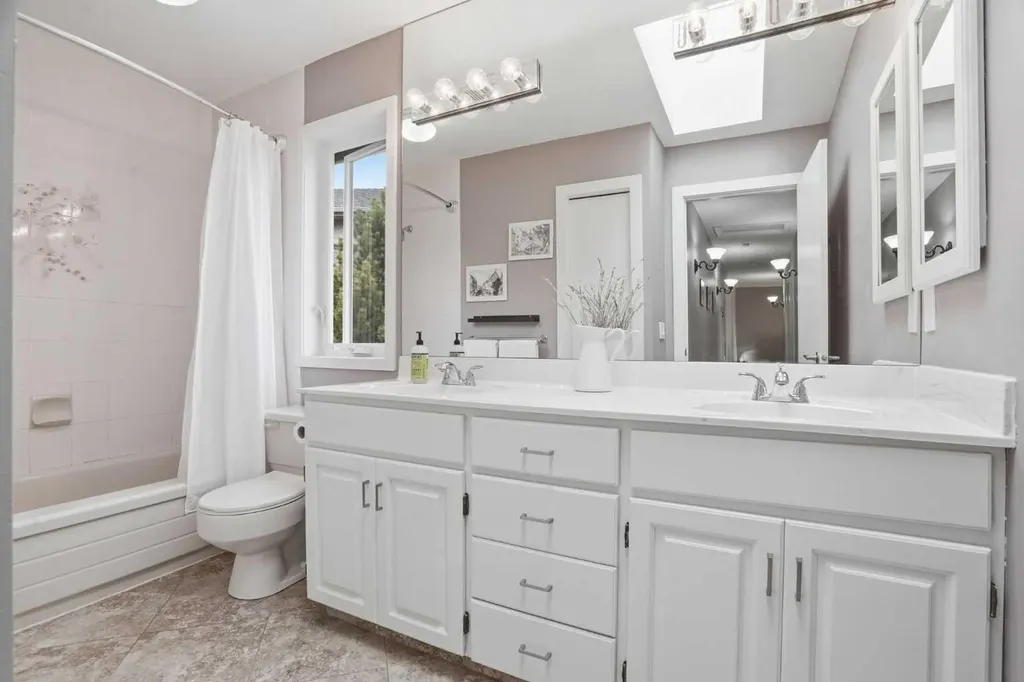 19 Hawkside Close NW Calgary AB T3G 3K3