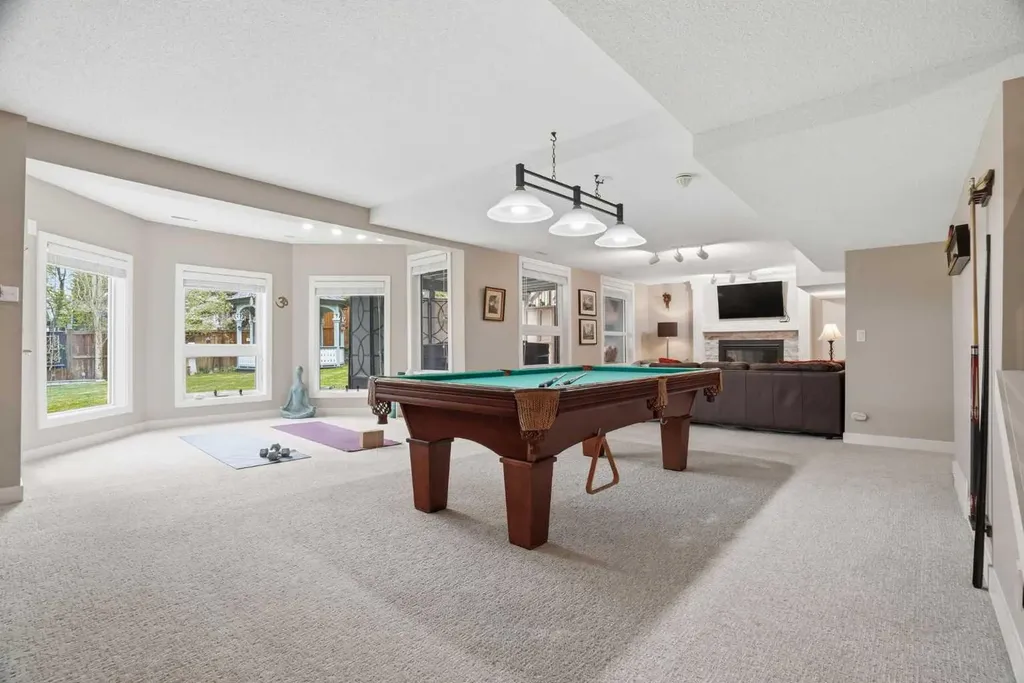 19 Hawkside Close NW Calgary AB T3G 3K3