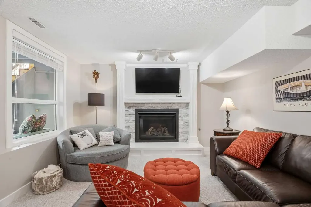 19 Hawkside Close NW Calgary AB T3G 3K3