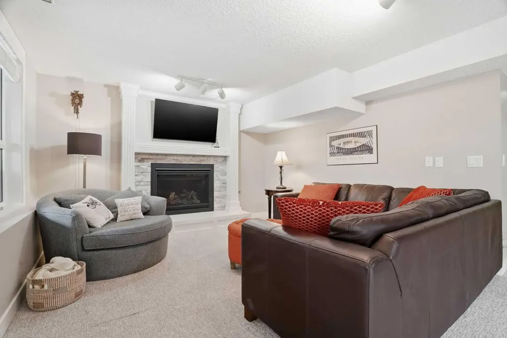 19 Hawkside Close NW Calgary AB T3G 3K3