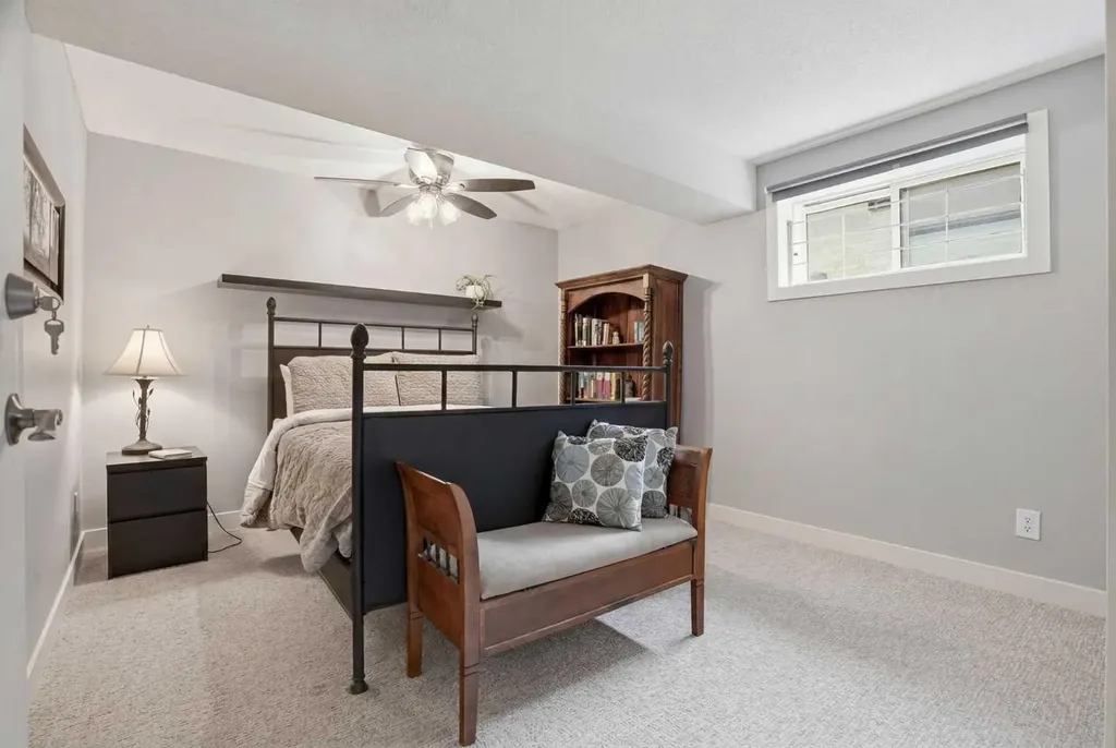 19 Hawkside Close NW Calgary AB T3G 3K3