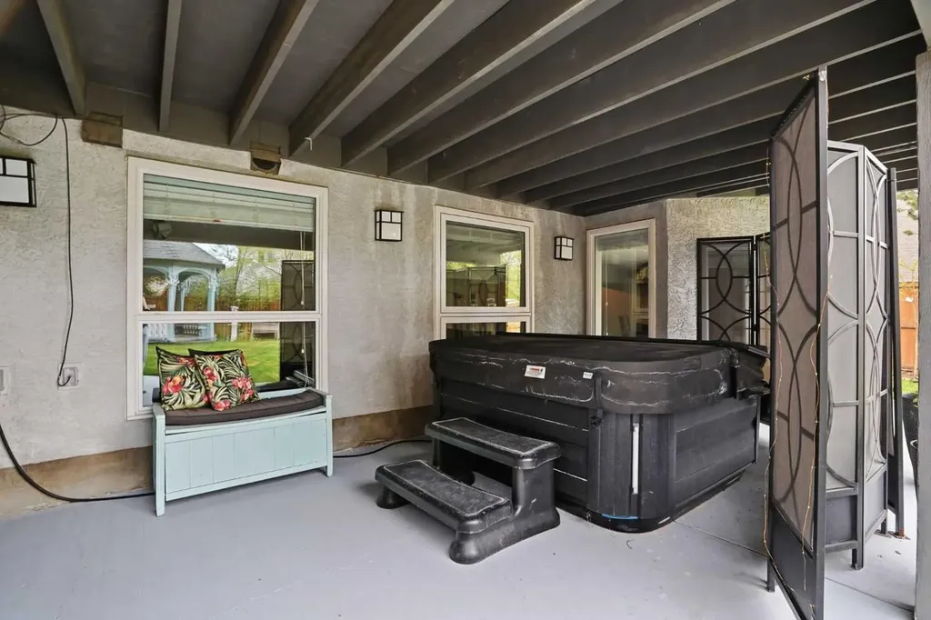 19 Hawkside Close NW Calgary AB T3G 3K3