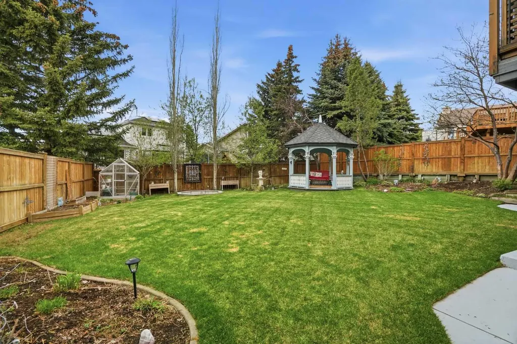 19 Hawkside Close NW Calgary AB T3G 3K3
