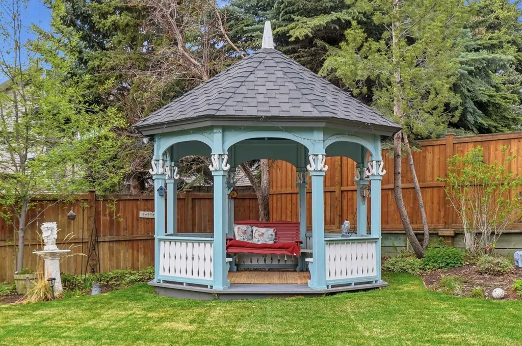 19 Hawkside Close NW Calgary AB T3G 3K3