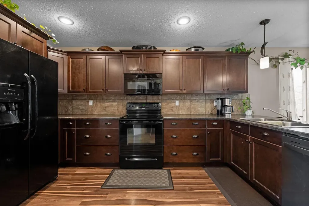 4418 75 Street Camrose AB T4V 5C9