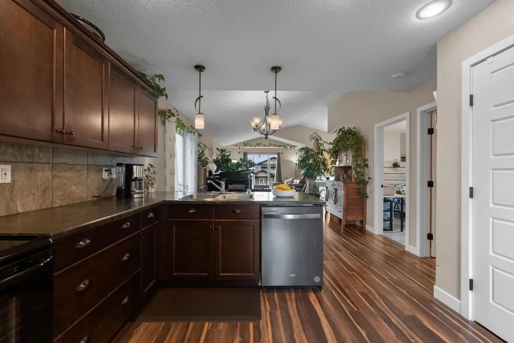 4418 75 Street Camrose AB T4V 5C9