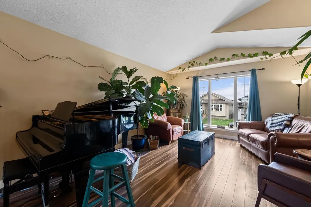 4418 75 Street Camrose AB T4V 5C9